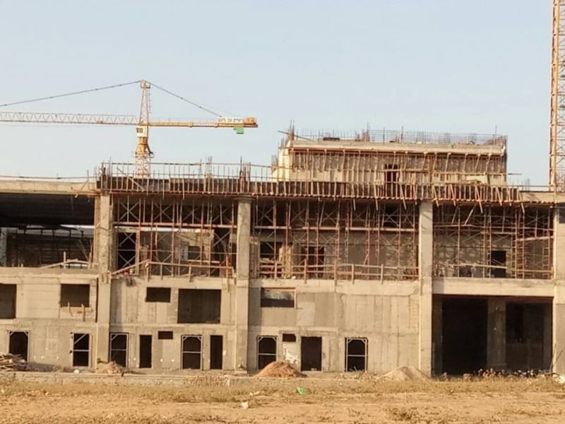 3 עובדים נפלו מגובה באתר הבנייה מולחוף של חברת אבו עייש בחדרה